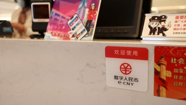  Símbolo do yuan digital em balcão de loja de shopping em Pequim - Sputnik Brasil
