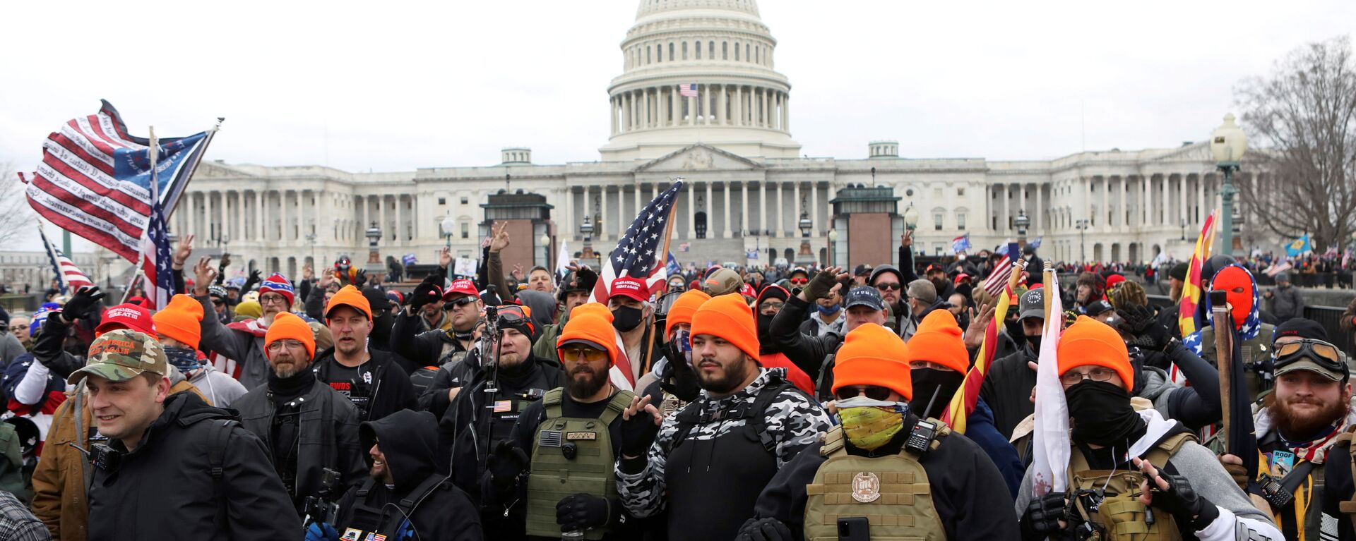 Membros do Proud Boys, grupo de extrema-direita, fazem gestos de mão OK indicando poder branco, em protesto junto do Capitólio em Washington, EUA, 6 de janeiro de 2021 - Sputnik Brasil, 1920, 14.12.2021