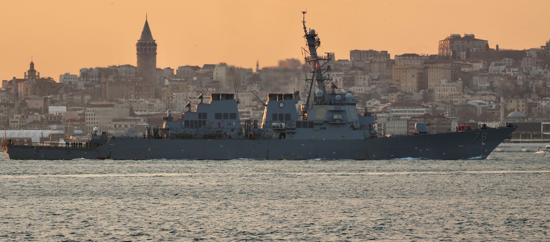 USS Porter (DDG 78), destróier de mísseis guiados da Marinha dos EUA, navega no Bósforo a caminho do mar Negro, em Istambul, Turquia, 28 de janeiro de 2021 - Sputnik Brasil, 1920, 04.11.2021