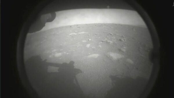 Imagem divulgada pela NASA marca a primeira foto tirada pelo rover Perseverance após sua aterrissagem histórica no distante planeta vermelho em 18 de fevereiro de 2021. - Sputnik Brasil