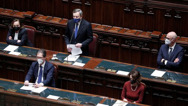 O primeiro-ministro da Itália, Mario Draghi, fala à Câmara Baixa do Parlamento antes de um voto de confiança, em Roma, Itália, 18 de fevereiro de 2021 - Sputnik Brasil