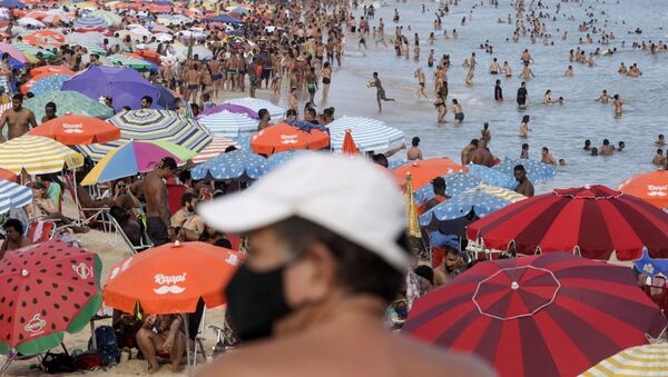 Homem de máscara contra coronavírus na praia do Leblon, no Rio de Janeiro, durante feriado do Carnaval - Sputnik Brasil