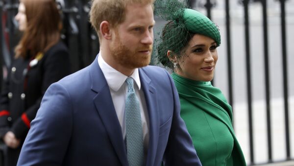 Príncipe Harry e sua esposa Meghan chegam a Londres - Sputnik Brasil
