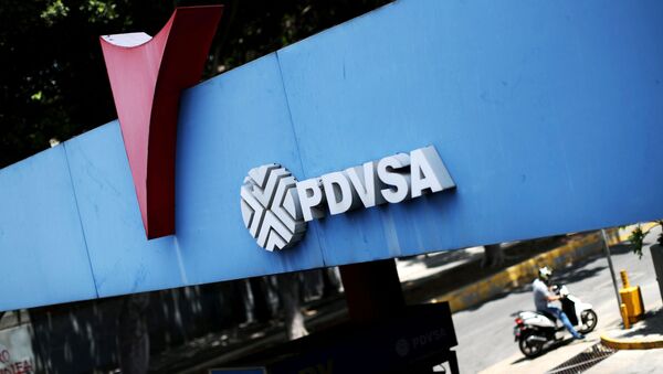 Logotipo da empresa petrolífera estatal PDVSA em um posto de gasolina em Caracas, Venezuela, 17 de maio de 2019 - Sputnik Brasil