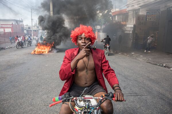 Manifestantes durante protestos contra o governo do presidente Jovenel Moise em Porto Príncipe, Haiti, 14 de fevereiro de 2021 - Sputnik Brasil