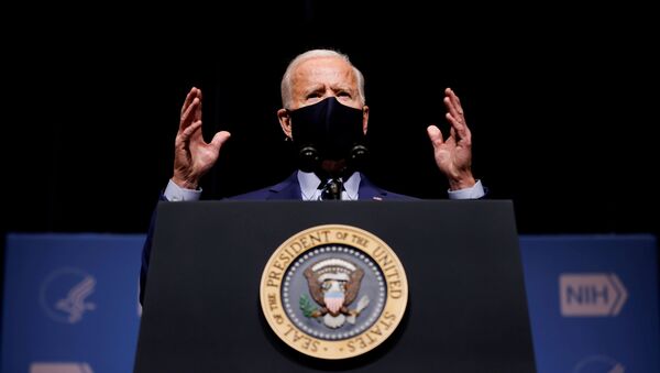 Joe Biden, presidente dos Estados Unidos, discursa para membros dos Institutos Nacionais da Saúde dos EUA em Bethesda, Maryland, em 11 de fevereiro de 2021 - Sputnik Brasil