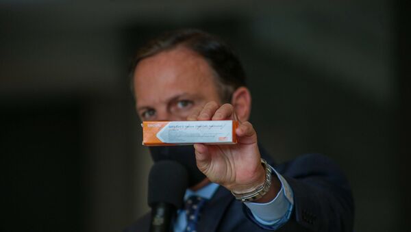 O governador de São Paulo, Joao Doria, apresenta a caixa da vacina CoronaVac durante coletiva de imprensa - Sputnik Brasil
