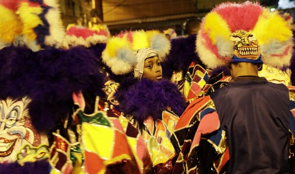 Grupo de bate-bola durante tradicionais celebrações do Carnaval no Brasil, apesar de estas terem sido canceladas devido à pandemia do coronavírus, 14 de fevereiro de 2021 - Sputnik Brasil
