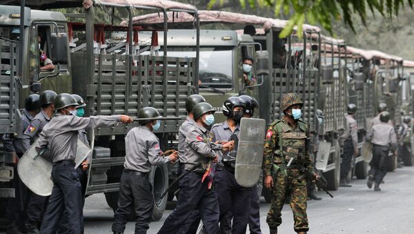 Forças de segurança reprimem protesto em Mianmar. - Sputnik Brasil