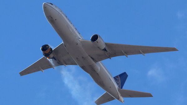 Voo UA328 da United Airlines, com 231 passageiros e 10 membros da tripulação a bordo, retorna ao Aeroporto Internacional de Denver - Sputnik Brasil