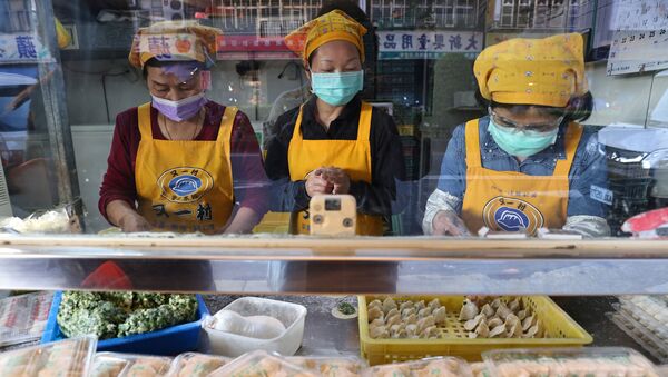 Mulheres usam máscaras para evitar a disseminação da COVID-19 em mercado de Taipé, capital de Taiwan. - Sputnik Brasil