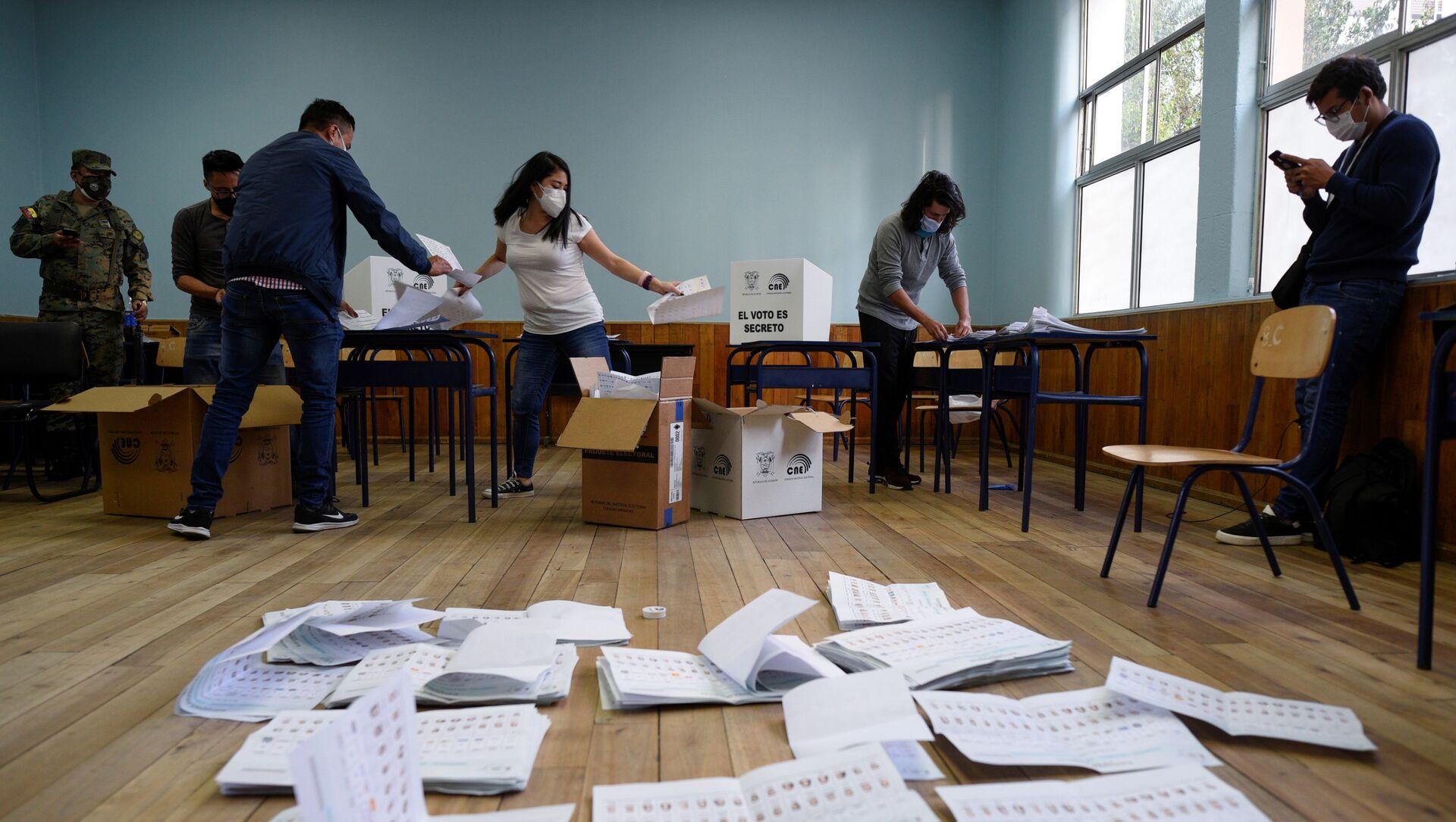 Funcionários fazem contagem dos votos de eleição do Equador. - Sputnik Brasil, 1920, 21.02.2021