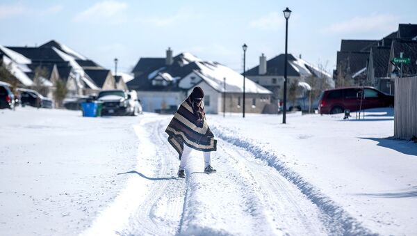 Texano caminha em direção à casa de amigo no bairro sem eletricidade devido à neve, na cidade de Pflugerville, Texas, EUA, 15 de fevereiro de 2021 - Sputnik Brasil