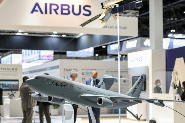 Modelo de um avião é visto na exposição de defesa IDEX 2021 em Abu Dhabi, EAU, 21 de fevereiro de 2021 - Sputnik Brasil