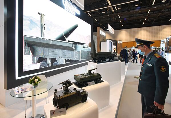 Visitante perto do estande da empresa C&H Precision Weapons na exposição de defesa IDEX 2021 em Abu Dhabi, EAU - Sputnik Brasil