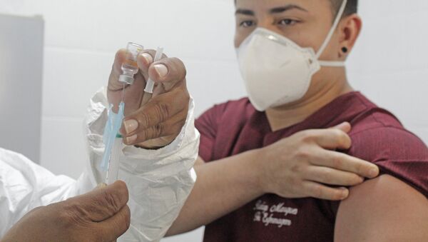 Vacinação contra a COVID-19 de servidores da rede estadual de saúde do Amazonas - Sputnik Brasil