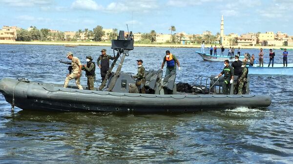 Membros da guarda costeira e equipes de resgate do Egito realizando buscas por vítimas após naufrágio no Mediterrâneo (arquivo) - Sputnik Brasil