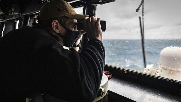 Militar observa o horizonte na casa do piloto enquanto o destróier  USS John S. McCain conduz operações de rotina em andamento em apoio à estabilidade e segurança para um Indo-Pacífico livre e aberto, no Estreito de Taiwan - Sputnik Brasil