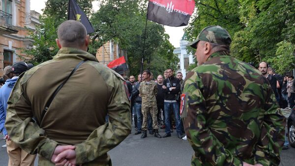 Membros do grupo extremista de direita Pravy Sektor marchando durante ato em Kiev, capital da Ucrânia (arquivo) - Sputnik Brasil