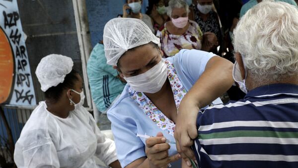 Enfermeira aplica dose da CoronaVac, vacina contra a COVID-19, em idoso em São Gonçalo, no Rio de Janeiro - Sputnik Brasil