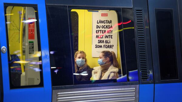 FILE PHOTO: Passengers wearing protective masks sit onboard an underground train, amid the spread of the coronavirus disease (COVID-19) pandemic, in Stockholm, Sweden, January 7, 2021. - Sputnik Brasil