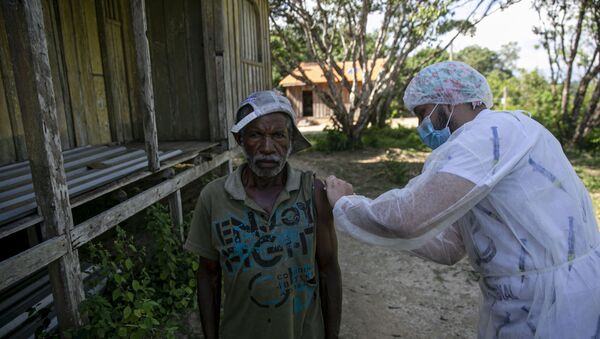 Agente de saúde vacina morador da comunidade quilombola Varre Vento contra a COVID-19, em Oriximiná, no Pará, em 6 de fevereiro de 2021  - Sputnik Brasil