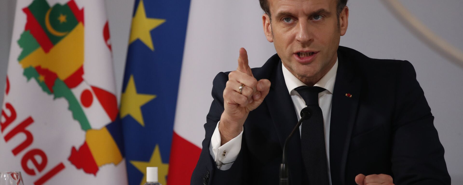 Presidente da França, Emmanuel Macron discursa durante reunião com líderes do G5 Sahel por videoconferência, em Paris, França, 16 de fevereiro de 2021 - Sputnik Brasil, 1920, 25.02.2021