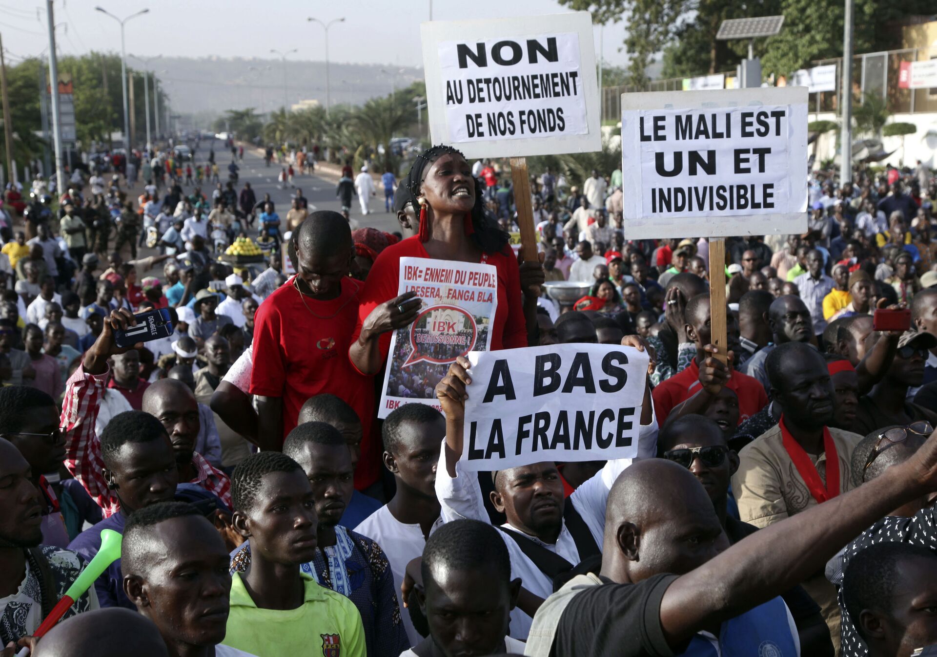 Manifestantes protestam contra a presença militar francesa e pela unidade territorial do país na Praça da Independência da capital do Mali, Bamako, 15 de novembro de 2019 - Sputnik Brasil, 1920, 28.04.2022