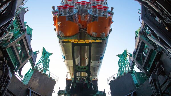 Foguete Soyuz-2.1b sendo preparado para lançamento junto com seu estágio propulsor Fregat e o aparelho espacial para monitoramento climático Arktika-M - Sputnik Brasil