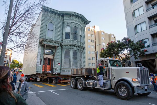 Caminhão transporta mansão vitoriana de 139 anos de antiguidade para nova morada em São Francisco, EUA, 21 de fevereiro de 2021 - Sputnik Brasil