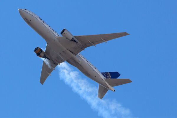 Avião Boeing 777 da companhia aérea United Airlines sobrevoando Denver, EUA, com motor em chamas, 20 de fevereiro de 2021 - Sputnik Brasil