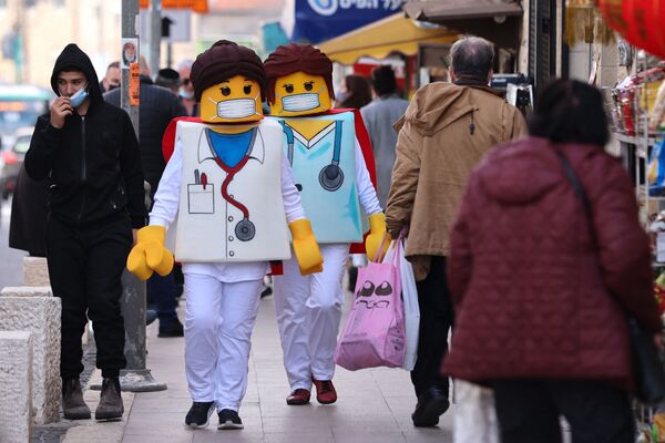 Pessoas fantasiadas de Lego caminham pelas ruas de Jerusalém, 24 de fevereiro de 2021 - Sputnik Brasil