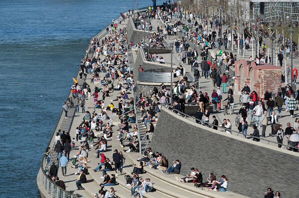 Pessoas na margem do rio em Colônia, Alemanha, 21 de fevereiro de 2021 - Sputnik Brasil
