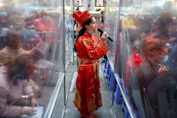 Mulher em traje de Deusa da Riqueza, Vietnã, 21 de fevereiro de 2021 - Sputnik Brasil