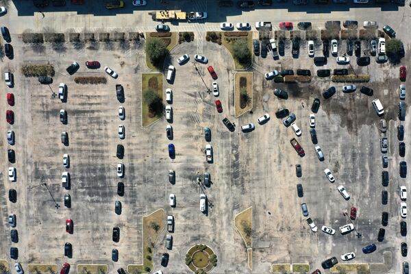Vista aérea sobre fila de carros para obter água, Texas, EUA, 20 de fevereiro de 2021 - Sputnik Brasil