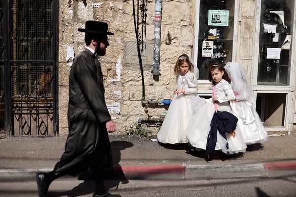 Meninas em trajes de cerimônia para marcar o próximo feriado judaico de Purim, Jerusalém, 24 de fevereiro de 2021. - Sputnik Brasil