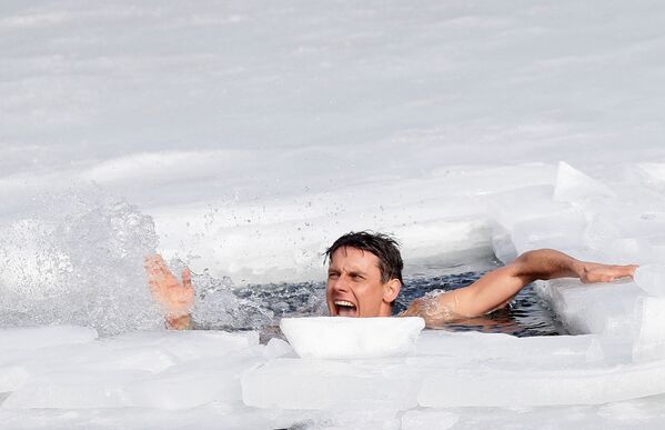 O mergulhador tcheco David Vencl reage depois de bater o novo recorde mundial em nado no gelo, República Tcheca, 23 de fevereiro de 2021 - Sputnik Brasil