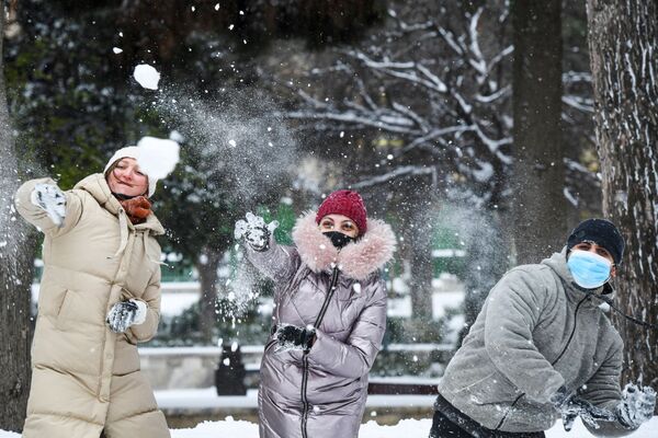 Pessoas jogando bolas de neve em Baku, Azerbaijão, durante nevasca - Sputnik Brasil