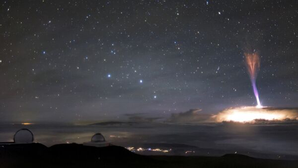 Fenômenos atmosféricos de sprite vermelho e de jato azul no céu de Havaí - Sputnik Brasil