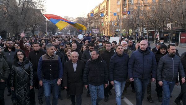 Em Erevan, capital da Armênia, manifestantes da oposição participam de protesto pedindo a renúncia do primeiro-ministro do país, Nikol Pashinyan, em 27 de fevereiro de 2021 - Sputnik Brasil