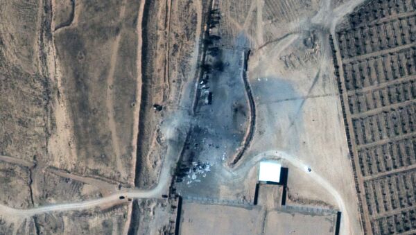 Imagem de satélite mostra os edifícios destruídos na Síria, perto da fronteira com o Iraque, na sequência dos ataques aéreos dos EUA realizados em 25 de fevereiro - Sputnik Brasil