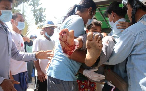 Manifestante ferido é carregado durante protesto na cidade de Dawei, em Mianmar. - Sputnik Brasil