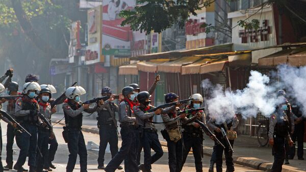 Policiais militares atiram gás lacrimogêneo e bombas de borracha contra manifestantes na cidade de Yangon, em Mianmar. - Sputnik Brasil