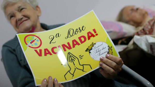 Senhora comemora após receber a segunda dose de vacina contra a COVID-19, em casa de repouso de Guarulhos (SP), 26 de fevereiro de 2021 - Sputnik Brasil