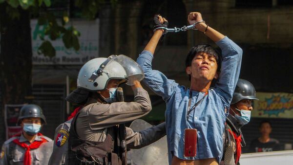 Manifestante é detida durante protestos contra o golpe militar em Yangon, Mianmar, 27 de fevereiro de 2021  - Sputnik Brasil