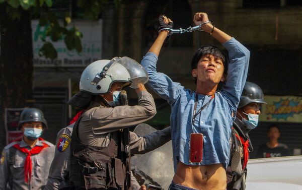 Manifestante é detida durante protestos contra o golpe militar em Yangon, Mianmar, 27 de fevereiro de 2021  - Sputnik Brasil