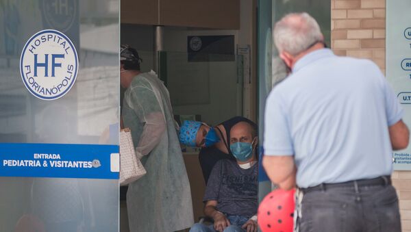 Paciente curado da COVID-19 recebe alta hospitalar após três meses internado no Hospital Florianópolis, em Santa Catarina - Sputnik Brasil