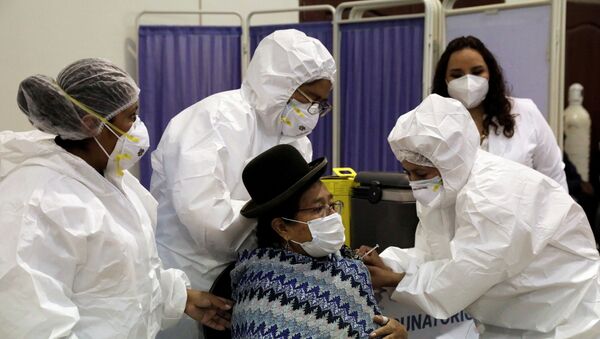 Mulher Aymara recebe dose de vacina contra o coronavírus em La Paz, na Bolívia - Sputnik Brasil