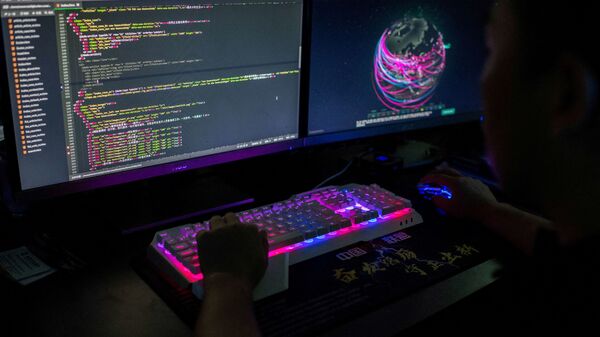 Um membro de um grupo de hackers usando site que monitora ataques cibernéticos globais em seu computador. Nos dias atuais, os ataques de hackers a grandes instituições e empresas são cada vez mais comuns - Sputnik Brasil