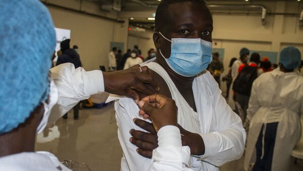 Enfermeiro recebe dose da vacina de Oxford/AstraZeneca, entregue pelo consórcio COVAX, em Luanda, no dia 2 de março de 2021 - Sputnik Brasil